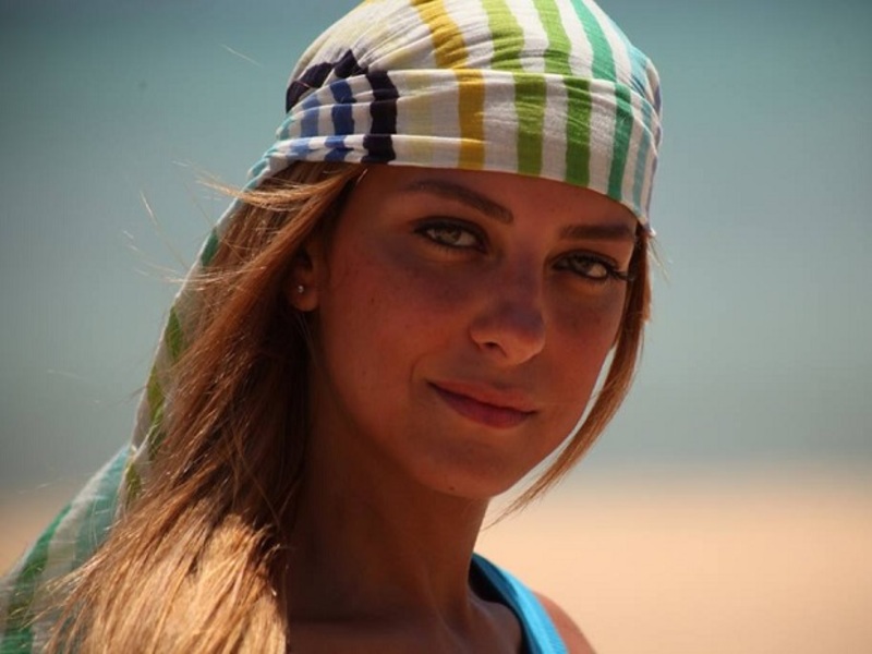 صورة ريم مصطفى بدون مكياج وشعر أسود يغير من شكلها تماماً